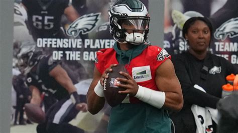 Eagles QB Jalen Hurts wins BET Award for Sportsman of the Year.